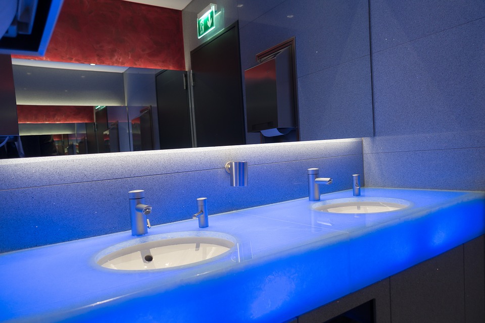 Dlaczego warto jest zadbać o prawidłowe podświetlenie lustra w łazience?